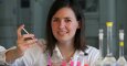 Leticia Hosta Rigau en su laboratorio de la Universidad Tecnica de Dinamarca. El líquido rosa de los tubos de esnsayo son liposomas con un fluoroforo de rodamina. / DTU