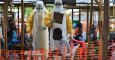 Foto de archivo de personal de Médicos sin Fronteras con protección especial en una zona con contagiados de ébola en Sierra Leona. /AFP