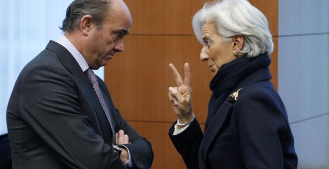 La directora gerente del FMI, Chritine Lagarde, conversa con el ministro de Economía español, Luis de Guindos, en una reunión del Eurogrupo en Bruselas. REUTERS