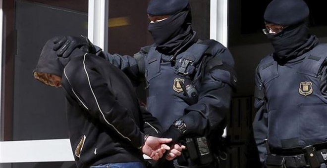 La policía detiene a un menor de edad. EUROPA PRESS.