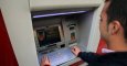 Un vecino opera en el cajero automático del Banco Santander