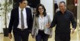 El líder del PSOE y candidato a la Presidencia del Gobierno, Pedro Sánchez, al inicio de la reunión que ha mantenido con los representantes de Compromís, la portavoz y vicepresidenta del Gobierno valenciano, Mónica Oltra, y el diputado Joan Baldoví, dentr