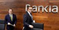 El consejero delegado de Bankia, José Sevilla, y el director general adjunto de Banca de Particulares de Bankia, Fernando Sobrini, a su llegada a la rueda de prensa en la que han desvelado la propuesta de la entidad para que los pequeños inversores que ac