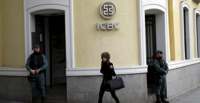 La Guardia Civil a las puertas de la sede del banco chino ICBC en Madrid, durante la operación contra el blanqueo realizada el pasado miércoles. REUTERS/Juan Medina