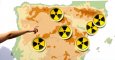 Un activista señala un mapa con los emplazamientos nucleares en España en una protesta ecologista. AFP