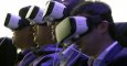Varios asistentes al Congreso Mundial de Móviles (MWC) que se celebra en el recinto ferial de Gran Vía de L'Hospitalet (Barcelona) prueban el casco de realidad virtual Gear VR de Samsung . EFE
