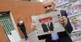 Un hombre sostiene un periódico iraní con una imagen del presidente Rohaní y del expresidente Rafsanjani bajo el título: "Decisiva victoria de los reformistas". - EFE