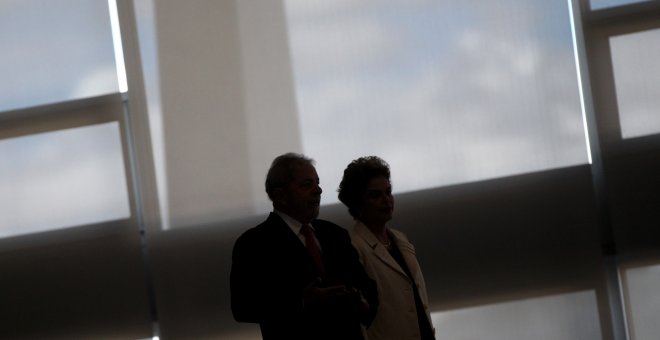 La presidenta brasileña, Dilma Rousseff y su antecesor Luiz Inácio Lula da Silva, en el Palacio Planalto, tras su toma de posesión como nuevo ministro de Estado y Casa Civil de la Presidencia. EFE/FERNANDO BIZERRA JR