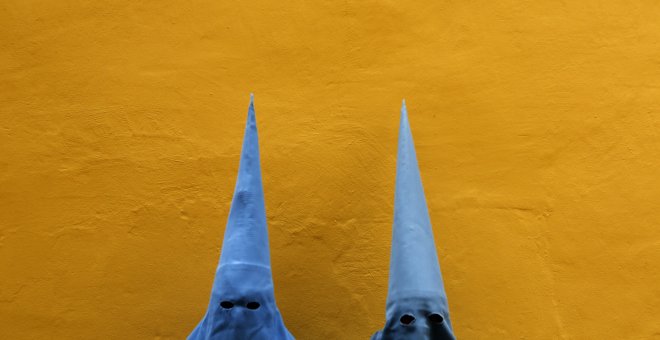 Penitentes durante la Semana Santa en Sevilla, España. REUTERS/Marcelo del Pozo