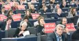 Eurodiputados protestando contra la evasión fiscal cuando saltó el escándalo de 'Luxleaks'.