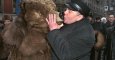 El líder del partido ultranacionalista ruso Liberal-Democrático Vladimir Zhirinovsky besa a un ruso vestido de oso durante una manifestación por el Día de la Constitución de Rusia en Moscú en 1999.- ALEXANDER NEMENOV / AFP