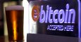 Un cartel sobre bitcoin en un bar en Sydney (Australia). REUTERS/David Gray