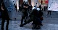 Policías griegos se abalanzan sobre un manifestante. /REUTERS