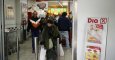 Varias personas salen de de un supermercado de DIA en Madrid. REUTERS/Andrea Comas