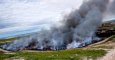 Vista del incendio de neumáticos en Seseña (Toledo) cuyas labores de extinción continúan, aunque la gravedad de la alerta ha bajado y se ha levantado la orden de evacuación de los habitantes de la urbanización El Quiñón. EFE/Ismael Herrero