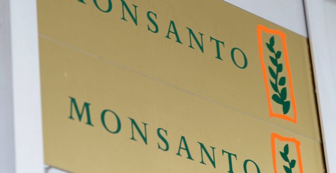 El logo de Monsanto a la entrada de sus oficinas en Düsseldorf (Alemania). EFE/Franz-Peter Tschauner