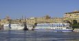 Cruceros amarrados en la orilla del río Nilo en la ciudad de Asuán, parados y fuera de funcionamiento debido a la crisis del turismo en Egipto. EFE/Marina Villén