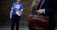 Una mujer hace campaña en Lodres contra la salida del Reino Unido de la UE. REUTERS/Kevin Coombs