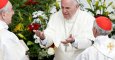 El papa Francisco conversa con dos cardenales en El Vaticano. REUTERS/Alessandro Bianchi