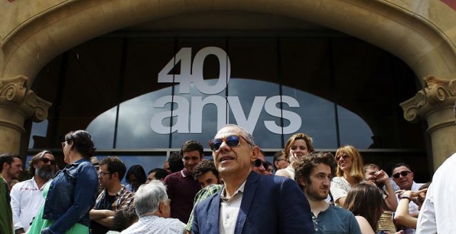 El director del Teatre Lliure, Lluis Pasqual (c), durante la presentación de la programación de la temporada 2016/17, que estará marcada por la celebración del 40 aniversario de lo que en un principio fue una cooperativa teatral creada por profesionales d