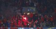Una de las bengalas encendidas ayer en Lyon en el partido entre Rumanía y Albania. /REUTERS