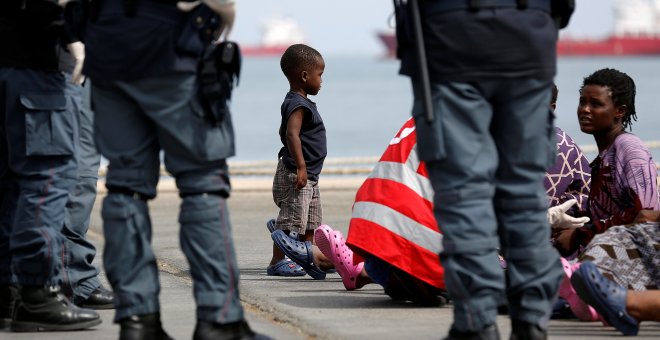 Inmigrantes tras desembarcar de un buque de la ONG Médicos Sin Fronteras ( MSF ) en el puerto siciliano de Augusta, Italia.- REUTERS / Antonio Parrinello