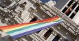 Vista de la bandera arcoíris desplegada en la fachada del Ayuntamiento de Madrid con motivo del comienzo de la semana del orgullo gay. EFE/Javier Lizón