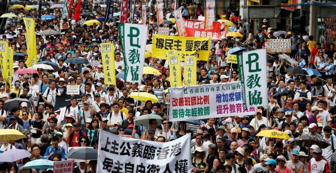 Manifestantes prodemocráticos participan en una marcha en el día que marca el 19 aniversario del traspaso de Hong Kong a la soberanía china del dominio británico , en Hong Kong.- REUTERS / Bobby Yip