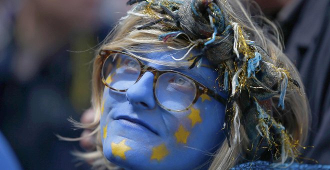 Una manifestante contra el Brexit tiene el rostro pintado con la bandera comunitaria.- REUTERS