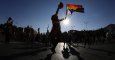 Un participante con la bandera del arco iris en la manifestación del Orgullo LGTB ,la más grande de Europa, que hoy recorre el centro de Madrid bajo el lema "Leyes por la igualdad real ¡ya!. Año de la visibilidad bisexual en la diversidad". EFE/Juan Carlo