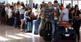 Colas para presentar reclamaciones a Vueling, en la Terminal 1 del Aeropuerto de El Prat, en Barcelona. /EFE-Andreu Dalmau