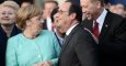 La canciller alemana, Angela Merkel, conversa con el presidente turco, Recep Tayyip Erdogan , en presencia del mandatario francés, François Hollande, durante un cumbre de la OTAN el pasado 8 de julio. - AFP