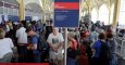 Varios pasajeros esperan en la cola de facturación de la aerolínea Delta tras la avería en el sistema informático de la compañía. REUTERS/Joshua Roberts