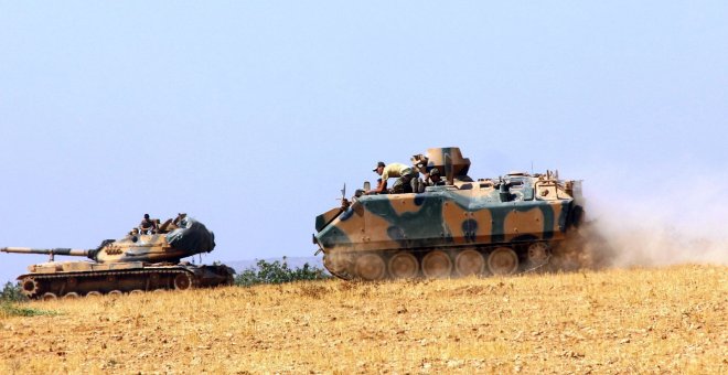 Un tanque del ejército turco y un vehículo blindado estacionados cerca de la frontera entre Turquía y Siria en Karkamış en la provincia de Gaziantep, Turquía.- REUTERS