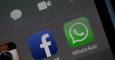 Los logos de Facebook y WhatsApp en un teléfono móvil. - AFP