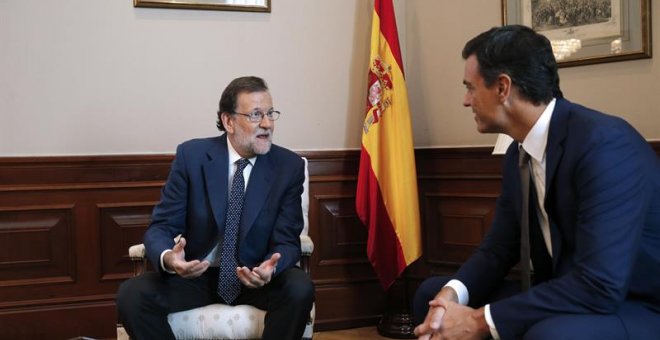 Sánchez y Rajoy durante su reunión.- REUTERS