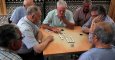 Varios jubilados juegan una partida de dominó enun centro de la tercera edad en la localidad malagueña de Benalmádena. REUTERS / Jon Nazca