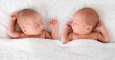 Un nuevo trabajo internacional publicado en la revista British Medical Journal  ha concluido que el parto de gemelos debería adelantarse a la semana 37 para reducir al mínimo la mortalidad intrauterina y neonatal. Fotolia