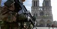 Un soldado armado patrulla frente a la catedral de Notre Dame en París.- PHILIPPE WOJAZER (REUTERS)
