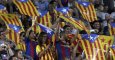 Aficionados del Barça portan esteladas en el Camp Nou durante el partido contra el Celtic. EFE/Alberto Estévez
