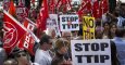 Los sindicatos UGT y CCOO han convocado una protesta contra el TTIP y el CETA ante el edificio de la Comisión Europea en Madrid/EFE
