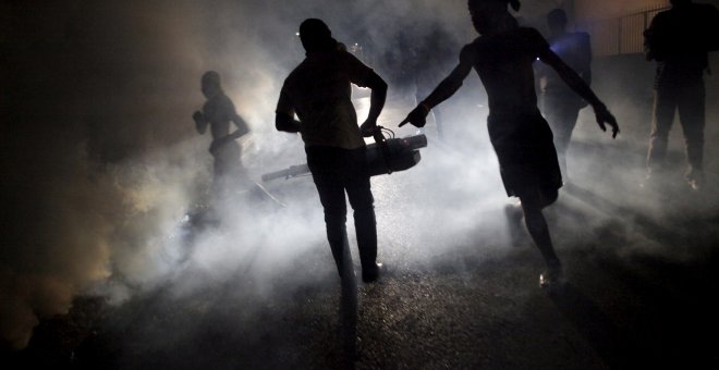 Un trabajador del Ministerio de Salud Pública y Población fumiga en la calle contra la reproducción de mosquitos para prevenir enfermedades como la malaria, el dengue y el Zika, durante una campaña de fumigación en Puerto Príncipe, Haití. REUTERS/Andres M