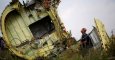 Un investigador analiza los restos del MH17. - REUTERS