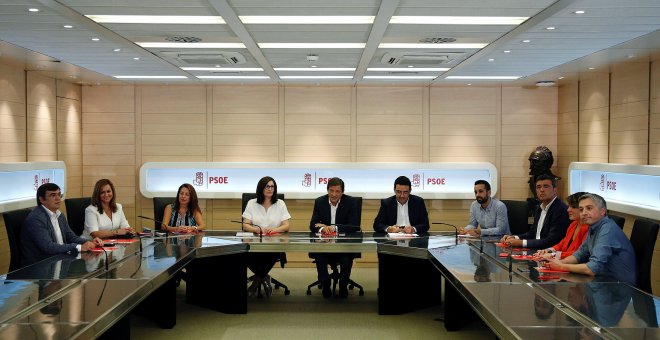 La Comisión Gestora del PSOE, Javier Fernández, con su presidente  Javier Fernandez en el centro, en su primera reunión en la sede socialista de la madrileña calle de Ferraz. REUTERS/Sergio Perez