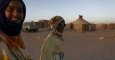Mujeres saharauis caminan por el campo de refugiados de Smara, en la región argelina de Tindouf, el 2 de marzo de 2016.- REUTERS
