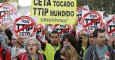 Imagen de la manifestación contra los acuerdos de libre comercio con Canadá (CETA) y EEUU (TTIP) el pasado fin de semana en Madrid. EFE/Víctor Lerena