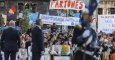 Varios colectivos sociales protestan frente a los reyes durante los premios Princesa de Asturias