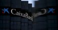 El logo de CaixaBank se refleja en un cristal, en la sede de la entidad en Barcelona. REUTERS/Albert Gea