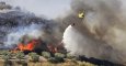 Un helicóptero participa en labores de extinción de un incendio en la Comunidad de Madrid.