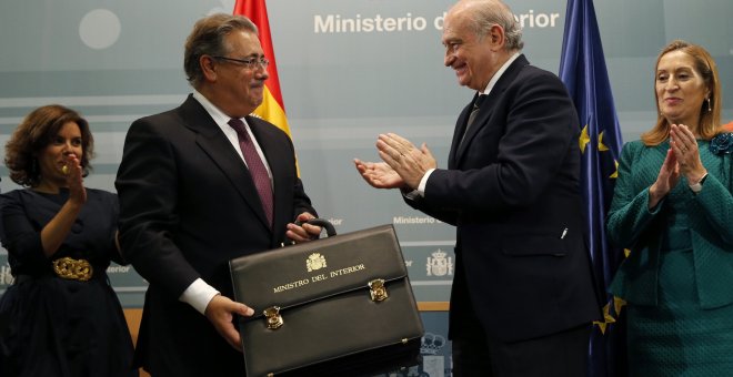 El nuevo ministro del Interior, Juan Ignacio Zoido, recibe la cartera de su antecesor en el cargo, Jorge Fernández Díaz, durante el acto de su toma de posesión, en la sede del Ministerio en Madrid. EFE/Mariscal